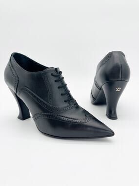 Chanel 2018 Black Leather Oxford Lace Up Brogue Pointed Toe Pumps Heels EU 39C